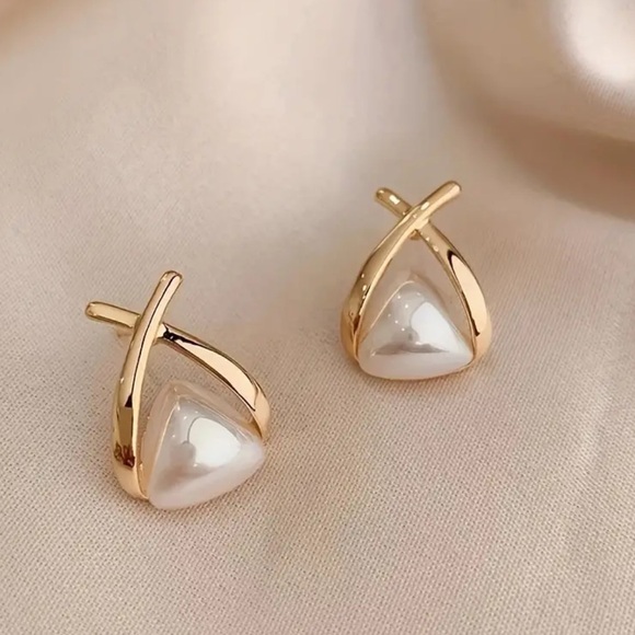 Triangle Geometric Pearl and Gold Earrings - Picture 2 of 7